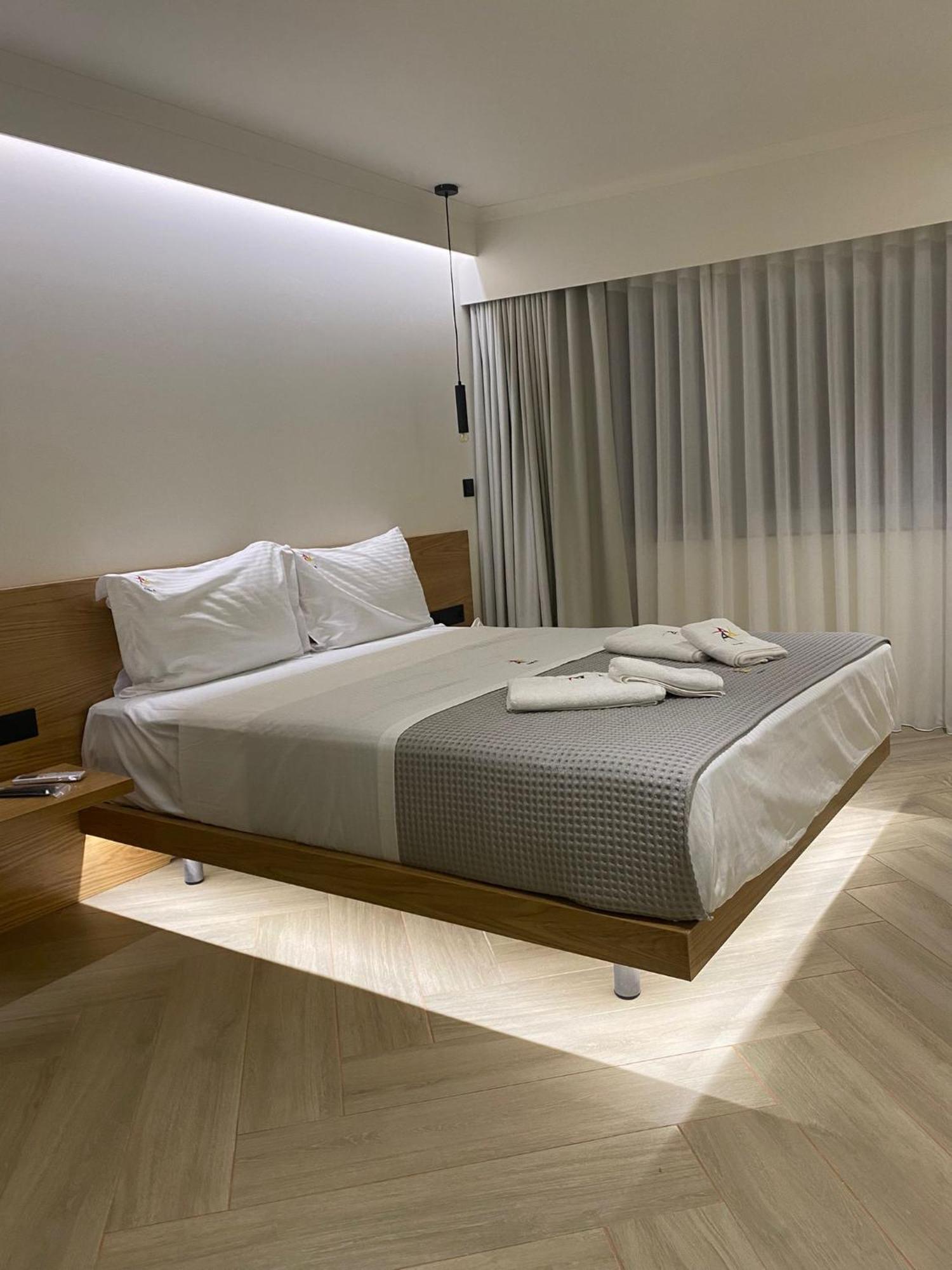 Triple A - Near Ermou Shopping Street - Family Hospitality - Free Parking! Lejlighedshotel Athen Eksteriør billede