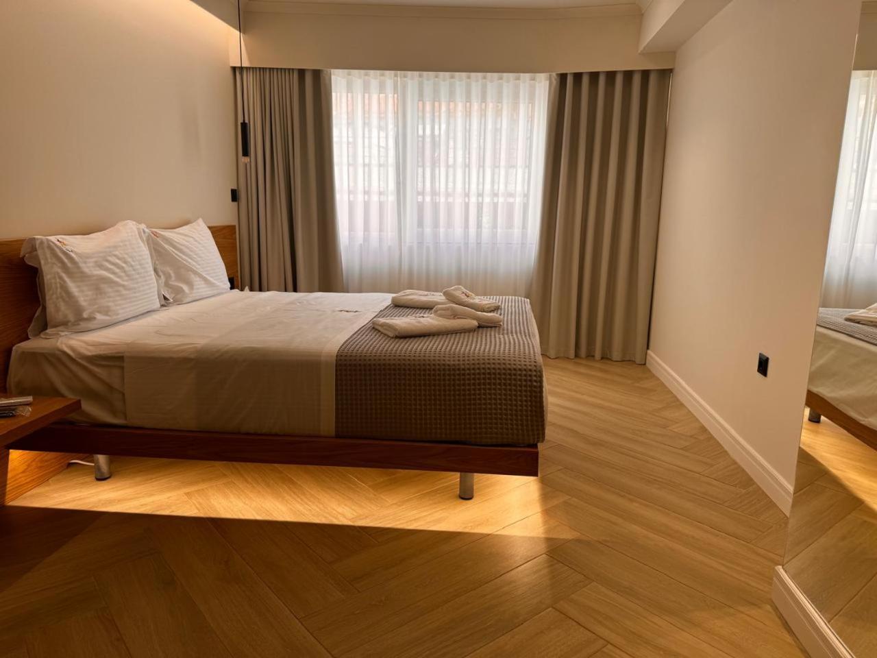 Triple A - Near Ermou Shopping Street - Family Hospitality - Free Parking! Lejlighedshotel Athen Eksteriør billede